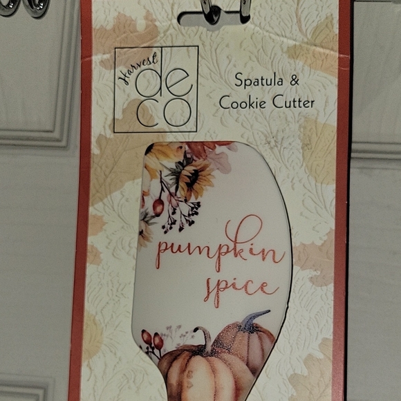 2pc Pumpkin Spice Spatula & Cookie Cutter Set - Picture 2 of 6